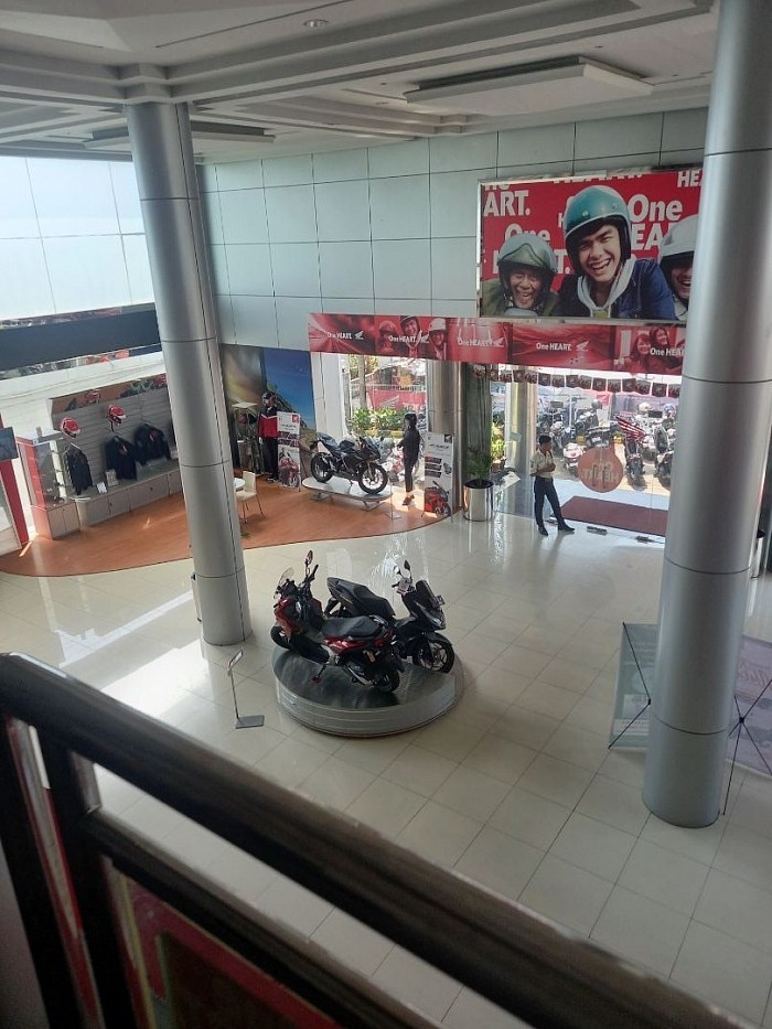 Ruang showroom honda wahana ciputat